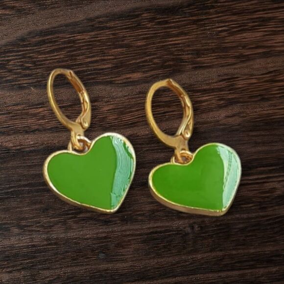 💚 Green Heart Gold Little Hoop Earrings NWT Elegant - Picture 1 of 4